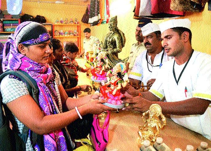 Demonstration of various items made by prisoners | कैद्यांनी तयार केलेल्या विविध वस्तूंचे प्रदर्शन