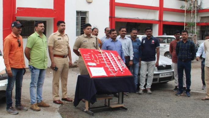 Bastard robbery | सराफा व्यापाऱ्यास लुटणारे जेरबंद Bastard robbery | सराफा व्यापाऱ्यास लुटणारे जेरबंद