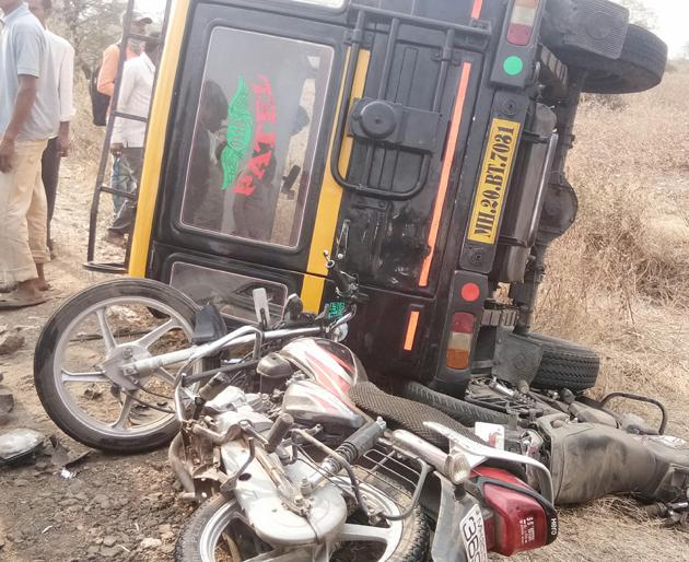 Mother and son killed in an accident | अपघातात मायलेक ठार Mother and son killed in an accident | अपघातात मायलेक ठार