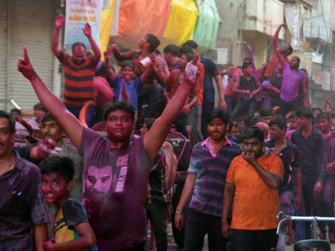 Youths celebreted holi | रंगात न्हाऊन निघाली तरूणाई Youths celebreted holi | रंगात न्हाऊन निघाली तरूणाई