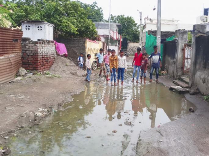 Shaggar water in the streets in Shahagad | शहागडमध्ये रस्त्यावर अस्वच्छ पाणी