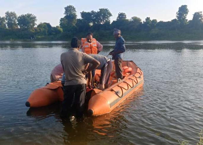 Fisherman disappeared in Purna river basin | पूर्णा नदीपात्रात मच्छीमार बेपत्ता