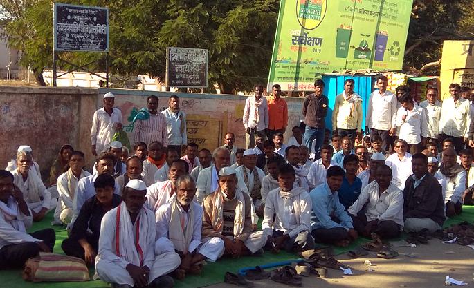 Fasting in front of the sub-divisional officer's office | उपविभागीय अधिकारी कार्यालयासमोर उपोषण