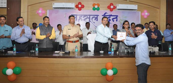 Officers, staffs need to do strict planning of work - Collector | अधिकारी, कर्मचाऱ्यांनी कामाचे काटेकोर नियोजन करणे गरजेचे- जिल्हाधिकारी