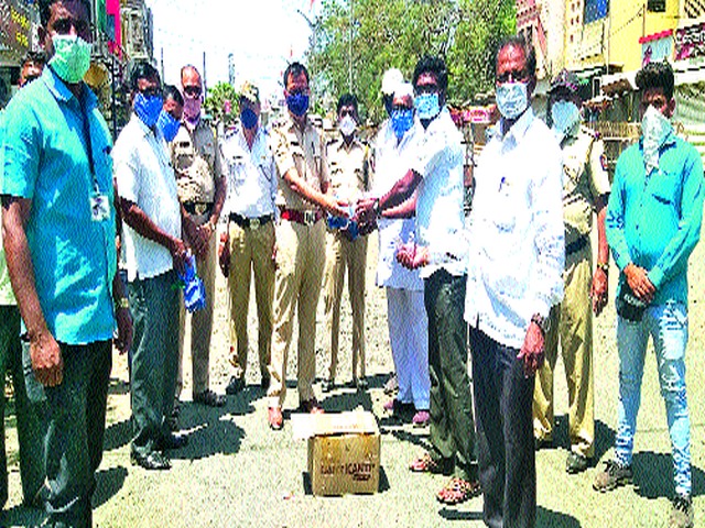 Distribution of sanitizer at Kalwan | कळवण येथे सॅनिटायझरचे वाटप Distribution of sanitizer at Kalwan | कळवण येथे सॅनिटायझरचे वाटप