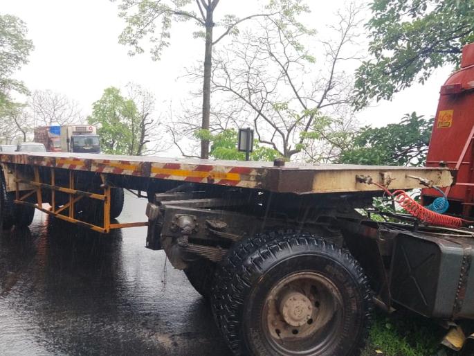 Traffic jam due to trailer stopped in Kasara Ghat | कसारा घाटात बंद पडलेल्या ट्रेलरमुळे वाहतूक ठप्प Traffic jam due to trailer stopped in Kasara Ghat | कसारा घाटात बंद पडलेल्या ट्रेलरमुळे वाहतूक ठप्प