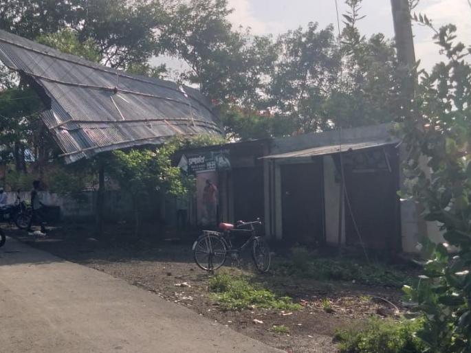 Millions lost due to torrential rains along with strong winds | वादळ वाऱ्यासह मुसळधार पावसाने लाखोंचे नुकसान Millions lost due to torrential rains along with strong winds | वादळ वाऱ्यासह मुसळधार पावसाने लाखोंचे नुकसान