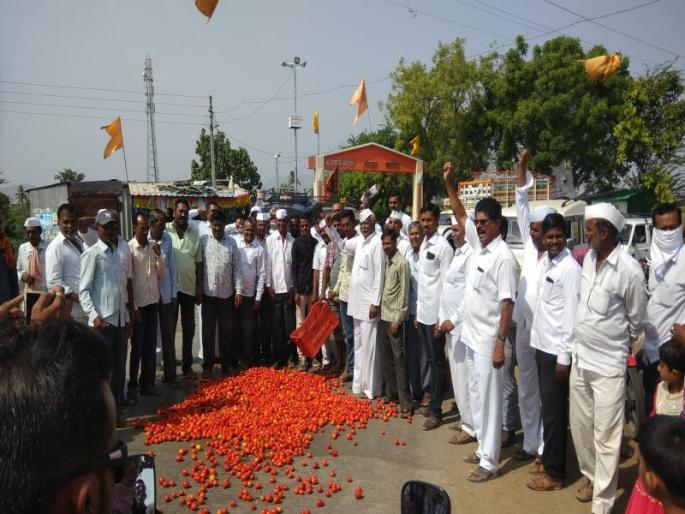 In Khamkhed, farmers threw tomatoes, onions on the road | खामखेड्यात शेतकऱ्यांनी रस्त्यावर टमाटे, कांदे फेकले In Khamkhed, farmers threw tomatoes, onions on the road | खामखेड्यात शेतकऱ्यांनी रस्त्यावर टमाटे, कांदे फेकले