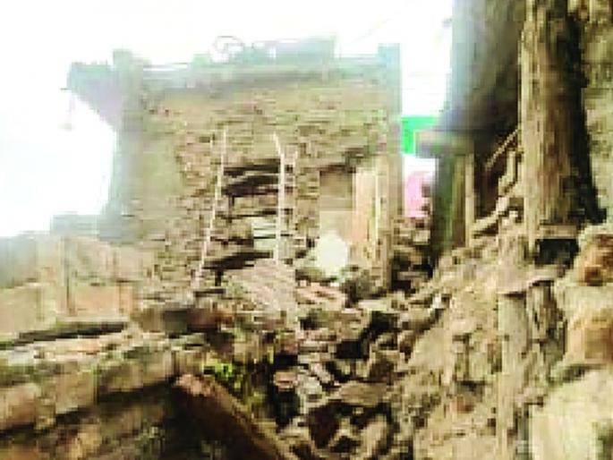 Building collapsed in Khamgaon | खामगावात शिकस्त इमारत कोसळली! Building collapsed in Khamgaon | खामगावात शिकस्त इमारत कोसळली!
