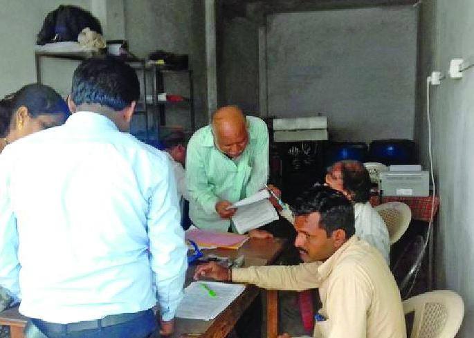Sting Operation: Talathi not at Office; Trouble for the citizens | Sting Operation : कार्यालयात तलाठी गैरहजर; नागरिकांना त्रास Sting Operation: Talathi not at Office; Trouble for the citizens | Sting Operation : कार्यालयात तलाठी गैरहजर; नागरिकांना त्रास