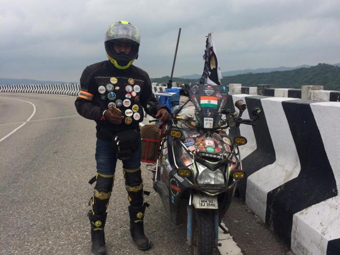 Two youths reached Srinagar after traveling 25,000 km on a scooter to guard the soldiers | सैनिकांना राख्या देण्यासाठी २ हजार ५०० किमी प्रवास करून दोन युवक पोहचले श्रीनगरला Two youths reached Srinagar after traveling 25,000 km on a scooter to guard the soldiers | सैनिकांना राख्या देण्यासाठी २ हजार ५०० किमी प्रवास करून दोन युवक पोहचले श्रीनगरला