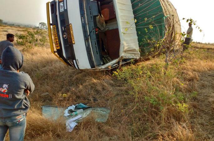 Barabhugaon - Tempo collapsed in Agalgaon border on Barshi road, 14 workers injured | बाभुळगाव - बार्शी रोडवरील आगळगाव हद्दीत टेम्पो पलटी, १४ कामगार जखमी Barabhugaon - Tempo collapsed in Agalgaon border on Barshi road, 14 workers injured | बाभुळगाव - बार्शी रोडवरील आगळगाव हद्दीत टेम्पो पलटी, १४ कामगार जखमी