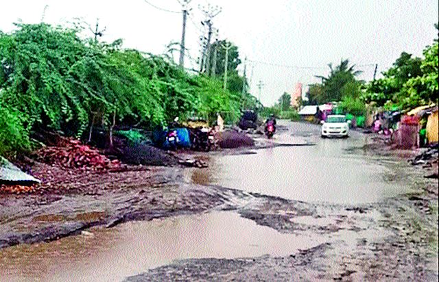Water in the street inhabited | रस्त्यातील पाणी वस्तीत Water in the street inhabited | रस्त्यातील पाणी वस्तीत
