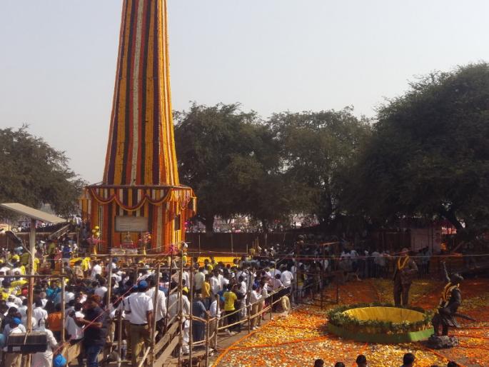 salute to the historic victories of Koregaon Bhima monument | कोरेगाव भीमा येथील ऐतिहासिक विजयस्तंभास लाखोंनी दिली मानवंदना salute to the historic victories of Koregaon Bhima monument | कोरेगाव भीमा येथील ऐतिहासिक विजयस्तंभास लाखोंनी दिली मानवंदना