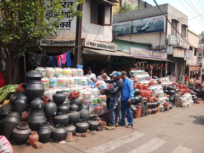 To make thirst for this summer, soil jars, then, enter the glass market | यंदाच्या उन्हाळ्यात तहान भागवण्यासाठी मातीचे जार, मग, ग्लास बाजारात दाखल To make thirst for this summer, soil jars, then, enter the glass market | यंदाच्या उन्हाळ्यात तहान भागवण्यासाठी मातीचे जार, मग, ग्लास बाजारात दाखल