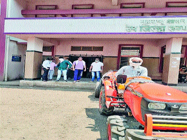 Shiv Sena spraying drugs at Manmad Upazila RU Govt | मनमाड उपजिल्हा रु ग्णालयात शिवसेनेतर्फे औषध फवारणी Shiv Sena spraying drugs at Manmad Upazila RU Govt | मनमाड उपजिल्हा रु ग्णालयात शिवसेनेतर्फे औषध फवारणी