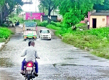 Passengers' life-threatening journey across the bridge at Maihal | मºहळ येथील पुलावरून प्रवाशांचा जीवघेणा प्रवास Passengers' life-threatening journey across the bridge at Maihal | मºहळ येथील पुलावरून प्रवाशांचा जीवघेणा प्रवास