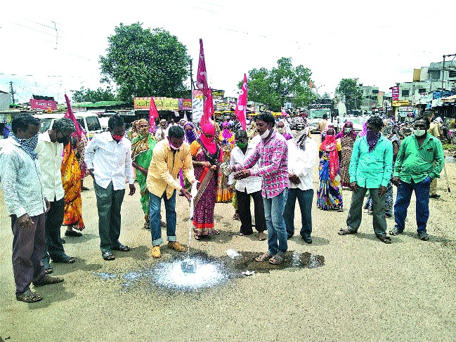 Agitations of various organizations in the district for milk price hike | दूध दरवाढीसाठी जिल्ह्यात विविध संघटनांचे आंदोलन Agitations of various organizations in the district for milk price hike | दूध दरवाढीसाठी जिल्ह्यात विविध संघटनांचे आंदोलन