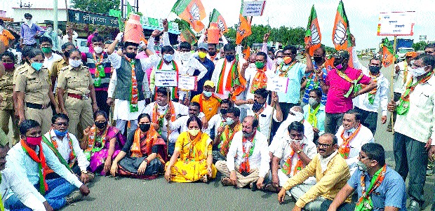 Rasta Rako agitation in the district demanding increase in milk price | दूध दरवाढीच्या मागणीसाठी जिल्ह्यात रास्ता राको आंदोलन Rasta Rako agitation in the district demanding increase in milk price | दूध दरवाढीच्या मागणीसाठी जिल्ह्यात रास्ता राको आंदोलन