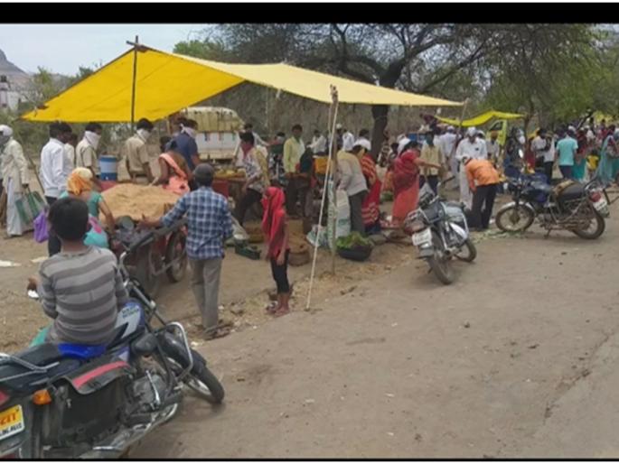Crowds in the market, coronala uniforms | बाजारात गर्दी, कोरोनाला वर्दी Crowds in the market, coronala uniforms | बाजारात गर्दी, कोरोनाला वर्दी