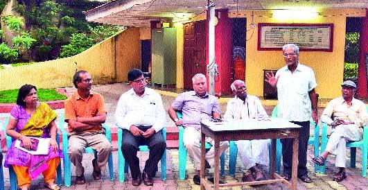 Due to government's lack of stamp duty in Mumbai | सरकारच्या दुर्लक्षामुळेच मुंबईत चेंगराचेंगरी