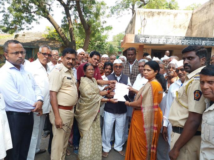 Disregarding senior citizens from the Tahsildar of Nandgaon | नांदगावच्या तहसीलदारांकडून ज्येष्ठांची अवहेलना Disregarding senior citizens from the Tahsildar of Nandgaon | नांदगावच्या तहसीलदारांकडून ज्येष्ठांची अवहेलना