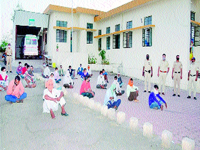 Travel through containers; Three people were captured | कंटेनरमधून प्रवास; २७ जण ताब्यात Travel through containers; Three people were captured | कंटेनरमधून प्रवास; २७ जण ताब्यात