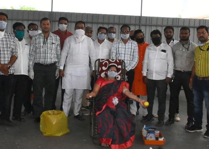 Three donors donated blood on the background of Corona | कोरोनाच्या पार्श्वभुमीवर १०१ जणांनी केले रक्तदान