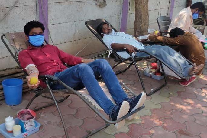 Donor blood donation at a camp in Lonakheda | लोणखेडा येथील शिबिरात ४२ दात्यांचे रक्तदान