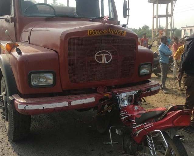 Two injured in accident | आवगे गावानजीक अपघातात दोन जखमी