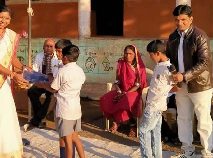 The warmth of the teacher gave sweaters through sweaters | स्वेटर्सच्या माध्यमातून शिक्षिकेने दिली मायेची ऊब The warmth of the teacher gave sweaters through sweaters | स्वेटर्सच्या माध्यमातून शिक्षिकेने दिली मायेची ऊब
