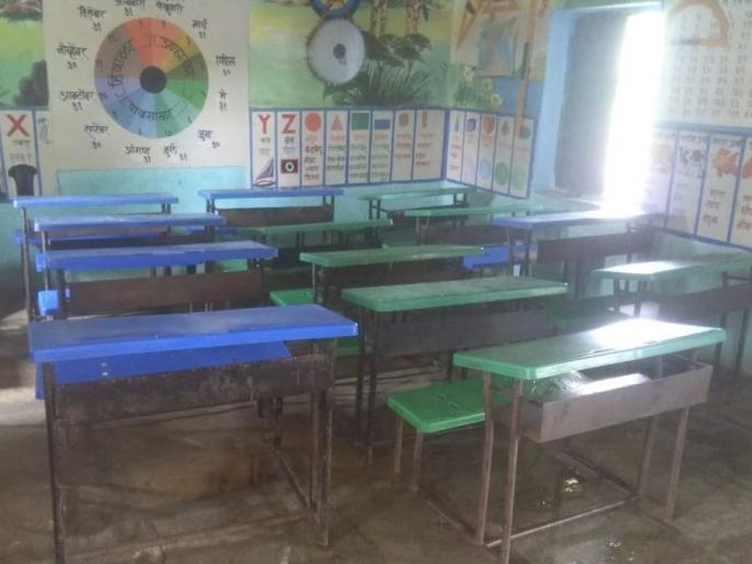 School leaks and patios are dipping as Patibadeki's schools drop | पाटीबेडकीची शाळा आणि अंगणवाडी ठिबकत असल्याने विद्याथ्र्याची गळती School leaks and patios are dipping as Patibadeki's schools drop | पाटीबेडकीची शाळा आणि अंगणवाडी ठिबकत असल्याने विद्याथ्र्याची गळती