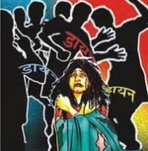 Summoned the administration of the woman who was expelled from the village for being a witch | डाकीण ठरवून गावातून हाकलून दिलेल्या महिलेची प्रशासनाला साद Summoned the administration of the woman who was expelled from the village for being a witch | डाकीण ठरवून गावातून हाकलून दिलेल्या महिलेची प्रशासनाला साद