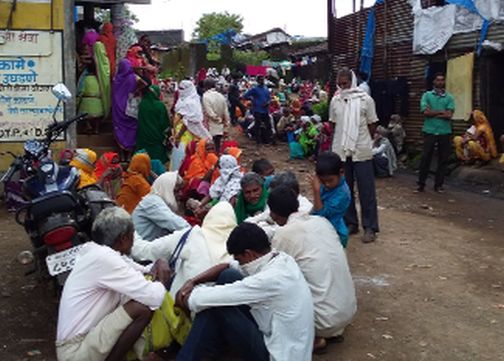 Lost ‘social distance’ in the bank queue | बँकेच्या रांगेत ‘सोशल डिस्टन्सिंग’ हरवले Lost ‘social distance’ in the bank queue | बँकेच्या रांगेत ‘सोशल डिस्टन्सिंग’ हरवले