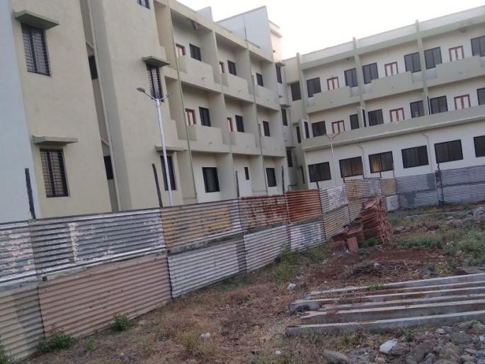 Just waiting for the protective wall of the girls' hostel | मुलींच्या वसतीगृहाला संरक्षक भिंतीची प्रतिक्षाच