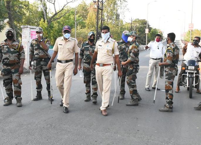 Get out of the car: Felony charges against these five men | कारमधून जाणा:या पाच जणांविरुद्ध गुन्हा दाखल Get out of the car: Felony charges against these five men | कारमधून जाणा:या पाच जणांविरुद्ध गुन्हा दाखल