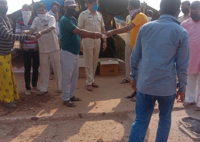Food donation by the Friends of Ozar's canal | ओझरच्या कालिका मित्रमंडळातर्फे अन्नदान Food donation by the Friends of Ozar's canal | ओझरच्या कालिका मित्रमंडळातर्फे अन्नदान