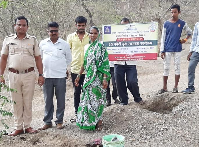 Launch of tree plantation at Ajmer Saunday from forest section | वनविभागाकडून वृक्ष लागवडीचा अजमीर सौंदाणे येथे शुभारंभ