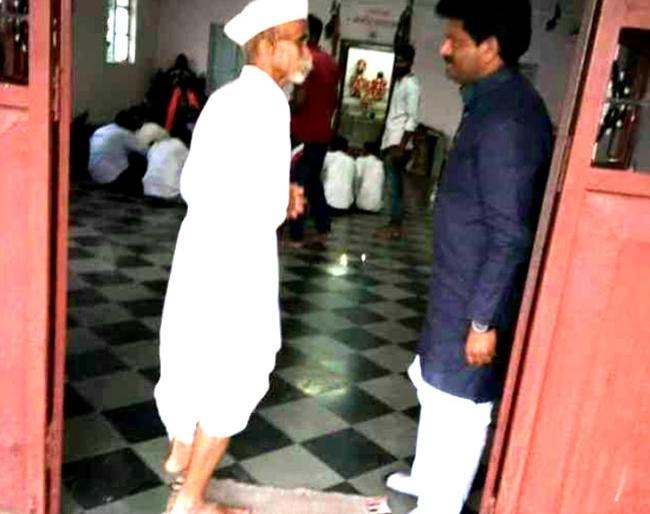 Lok Sabha Election 2019: Prakash Ambedkar's candidature for Sambhaji Bhatane holder! | Lok Sabha Election 2019 : संभाजी भिडेंच्या धारकऱ्यास प्रकाश आंबेडकरांची उमेदवारी ? Lok Sabha Election 2019: Prakash Ambedkar's candidature for Sambhaji Bhatane holder! | Lok Sabha Election 2019 : संभाजी भिडेंच्या धारकऱ्यास प्रकाश आंबेडकरांची उमेदवारी ?