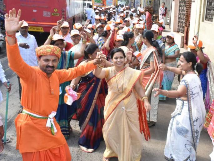 Dhule-Manudevi Period Yatra | धुळे-मनुदेवी पायी यात्रेत २५० भाविक सहभागी Dhule-Manudevi Period Yatra | धुळे-मनुदेवी पायी यात्रेत २५० भाविक सहभागी