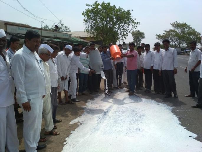 Protests against the government by pouring milk on the road in Nashik district, holding three protesters | नाशिक जिल्ह्यात रस्त्यावर दूध ओतून शासनाचा निषेध, तीन आंदोलक ताब्यात Protests against the government by pouring milk on the road in Nashik district, holding three protesters | नाशिक जिल्ह्यात रस्त्यावर दूध ओतून शासनाचा निषेध, तीन आंदोलक ताब्यात