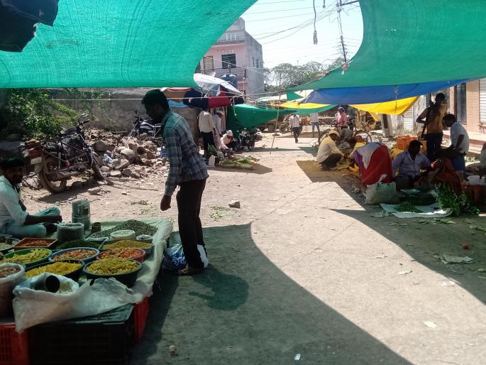 Due to the incessant fall in vegetable prices, the market price declined | भाजीपाल्याची आवक घटल्याने बाजारभाव कडाडले Due to the incessant fall in vegetable prices, the market price declined | भाजीपाल्याची आवक घटल्याने बाजारभाव कडाडले