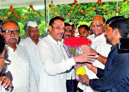 Powder for Pawar | पाण्यासाठी पवारांना साकडे Powder for Pawar | पाण्यासाठी पवारांना साकडे