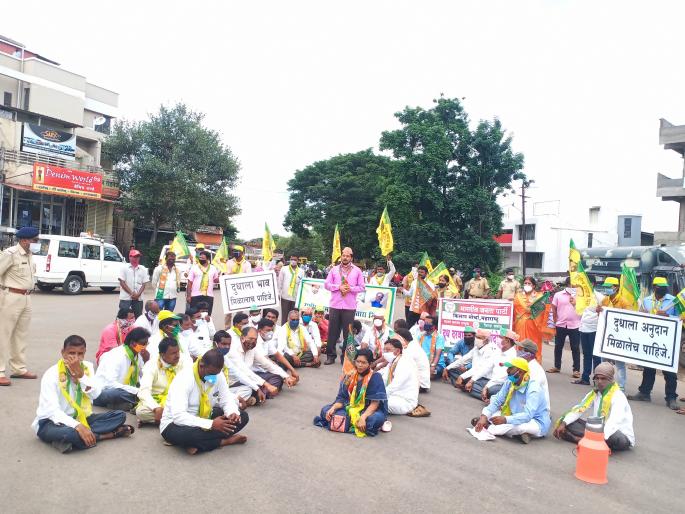 In Phaltan, Rastaroko, allies with BJP rallied for milk price | फलटणमध्ये दूध दरासाठी रास्तारोको, भाजपसह मित्रपक्ष एकवटले