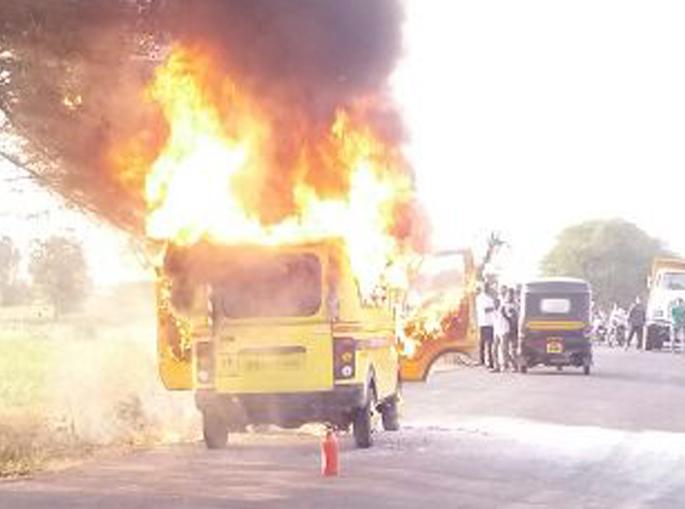 Satara: School bus stomach; Due to the condescension of the driver, ten children escaped | सातारा : स्कूलबसने घेतला पेट; चालकाच्या प्रसंगावधानामुळे दहा मुलं बचावली Satara: School bus stomach; Due to the condescension of the driver, ten children escaped | सातारा : स्कूलबसने घेतला पेट; चालकाच्या प्रसंगावधानामुळे दहा मुलं बचावली