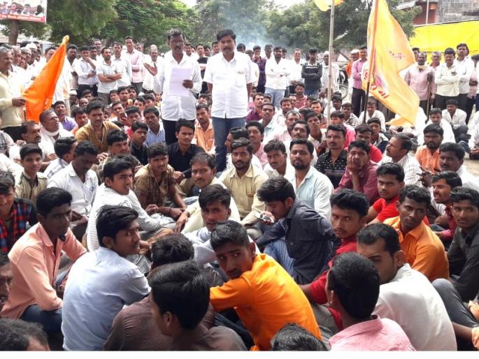 Stop the two roads in the Fulbari taluka | फुलंब्री तालुक्यात दोन ठिकाणी रास्ता रोको  Stop the two roads in the Fulbari taluka | फुलंब्री तालुक्यात दोन ठिकाणी रास्ता रोको