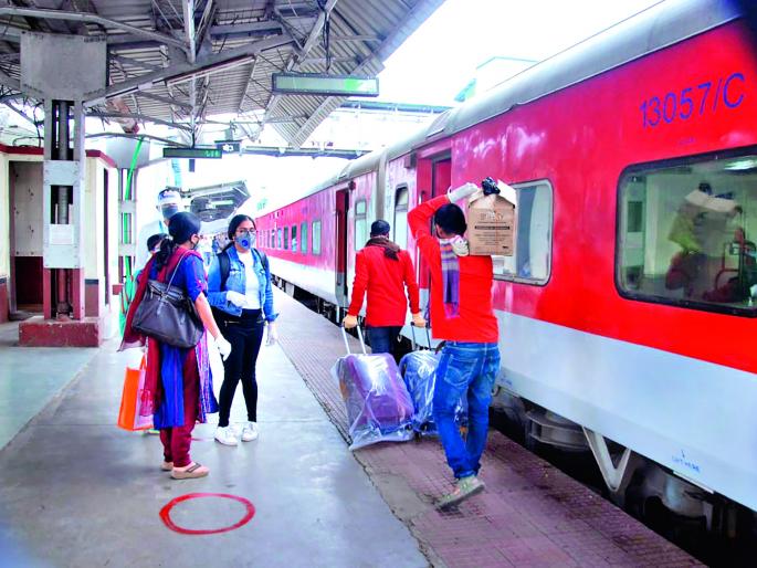 Three workers ran the train | तीन श्रमिक रेल्वे धावल्या Three workers ran the train | तीन श्रमिक रेल्वे धावल्या