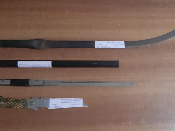 Four-wheeler transport stopped! | चारचाकीतून होणारी शस्त्रांची वाहतूक रोखली!