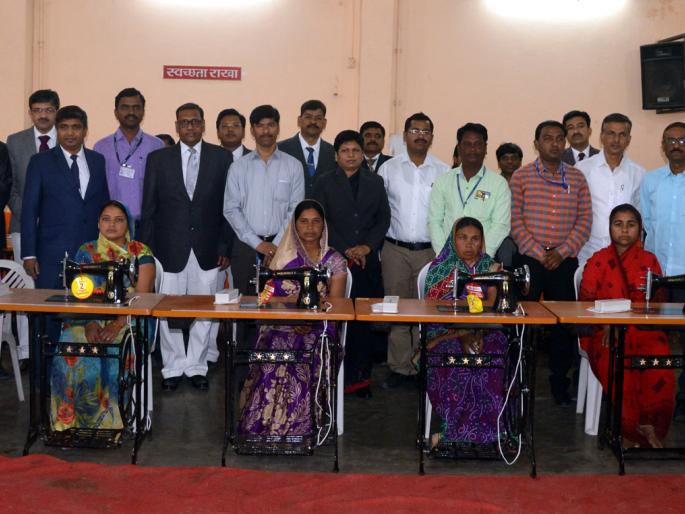 Parbhani: Shilling Machine Distribution to Farmers' Families | परभणी : शेतकरी कुटुंबियांना शिलाई मशीन वाटप Parbhani: Shilling Machine Distribution to Farmers' Families | परभणी : शेतकरी कुटुंबियांना शिलाई मशीन वाटप