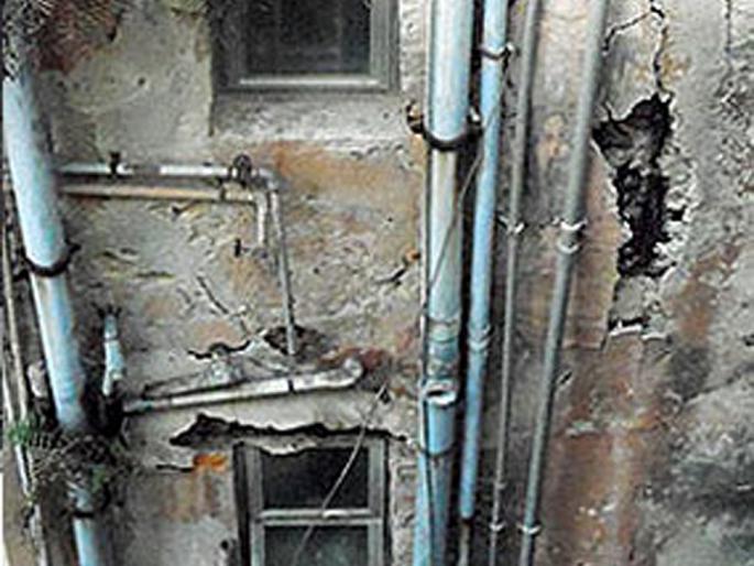 Parbhani: 81 buildings dangerous | परभणी : ८१ इमारती धोकादायक